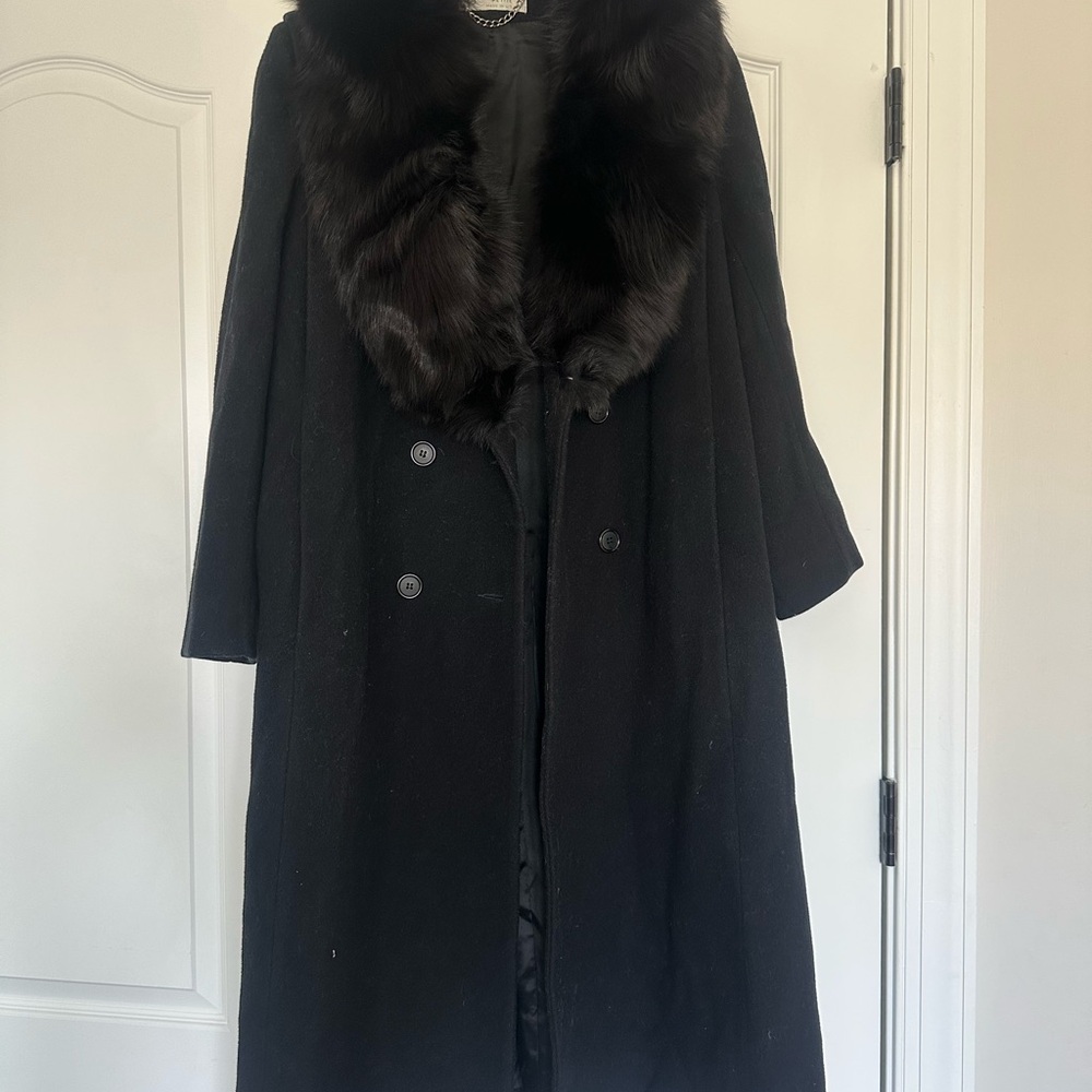 Elegant Black Trench Coat with Faux Fur Collar
